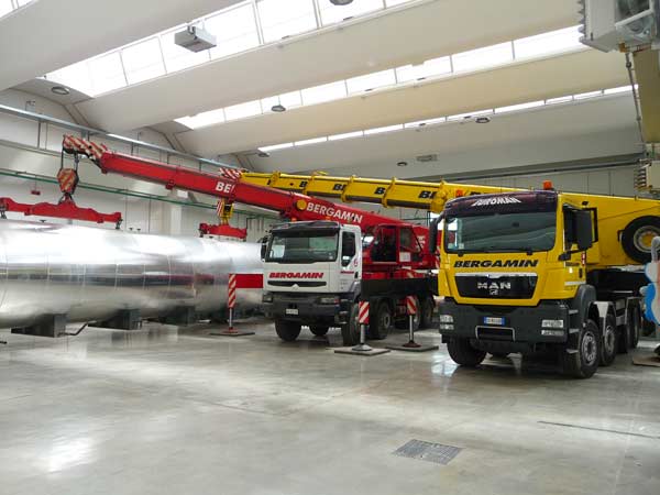 Bau-Hydro-Krane-für-Spezialtransporte